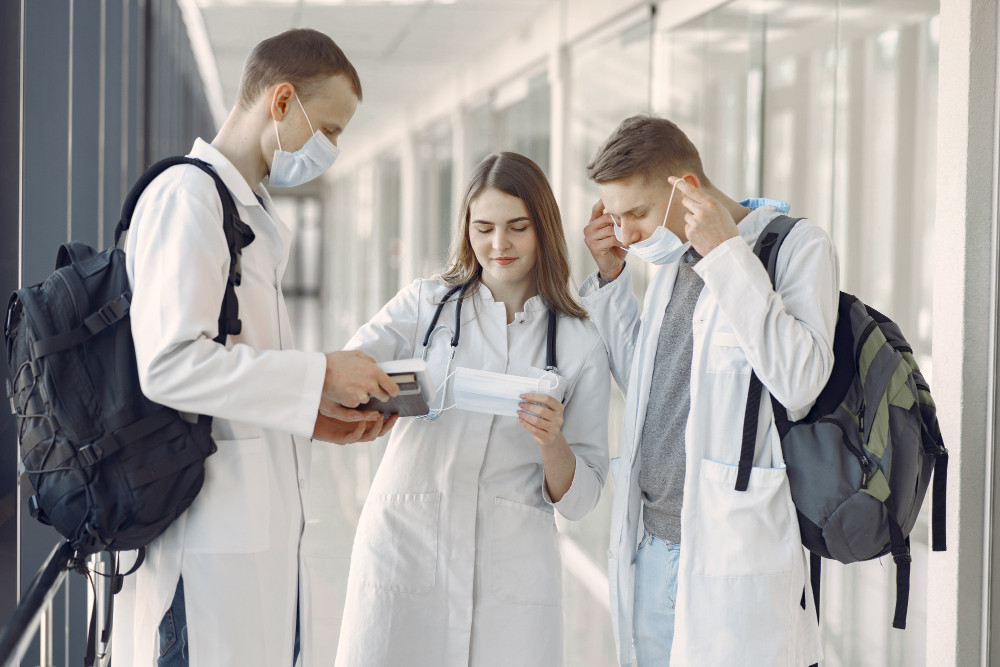 Studia lekarskie czy fizjoterapia? Co wybrać i gdzie studiować w Warszawie?